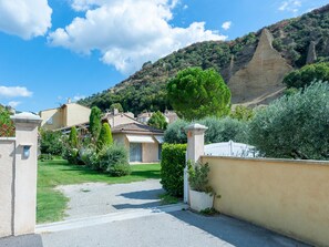 Villa | Reception - Elegant Villa in Les Mees With Garden (Les Mees)