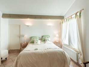 3 habitaciones, muebles diferentes y ropa de cama