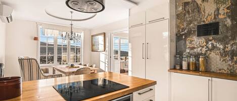 Kjøleskap, mikrobølgeovn, ovn og kokeplater