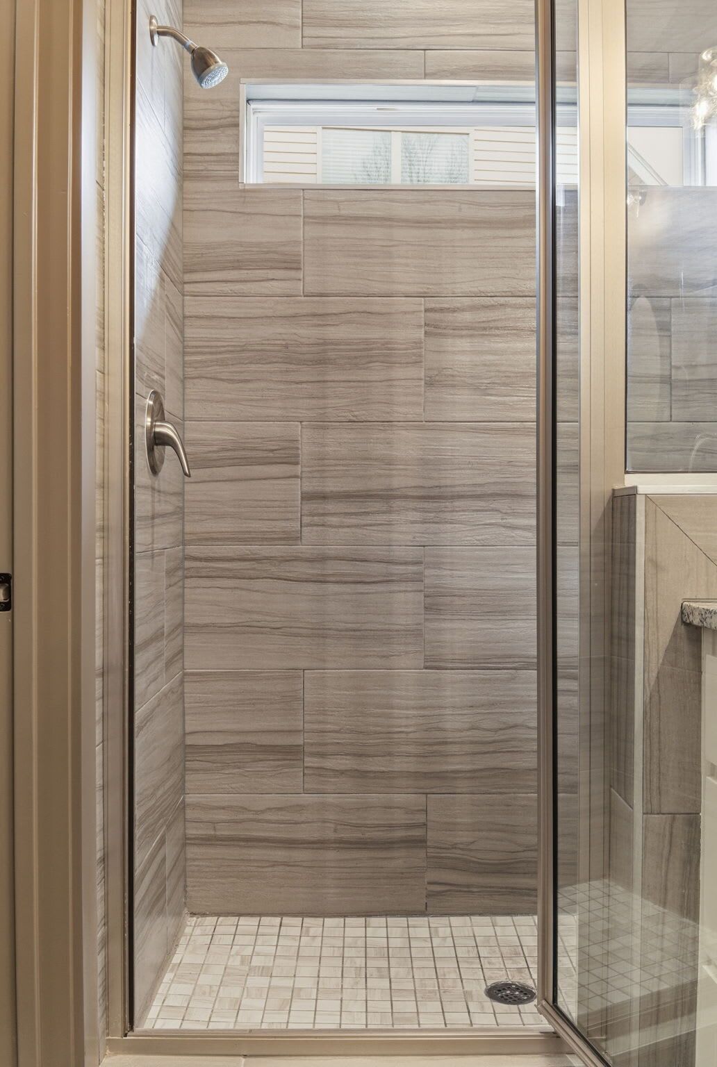 Een douche, een haardroger, handdoeken, shampoo