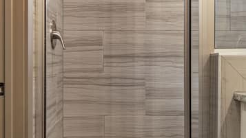 Een douche, een haardroger, handdoeken, shampoo