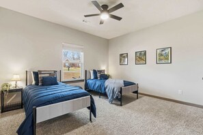 Een strijkplank/strijkijzer, wifi, beddengoed, rolstoeltoegankelijk