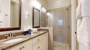 Shower, hair dryer, towels - Pelican's Nest 3 bedrooms, 3.5 bathrooms (Jekyll Island)