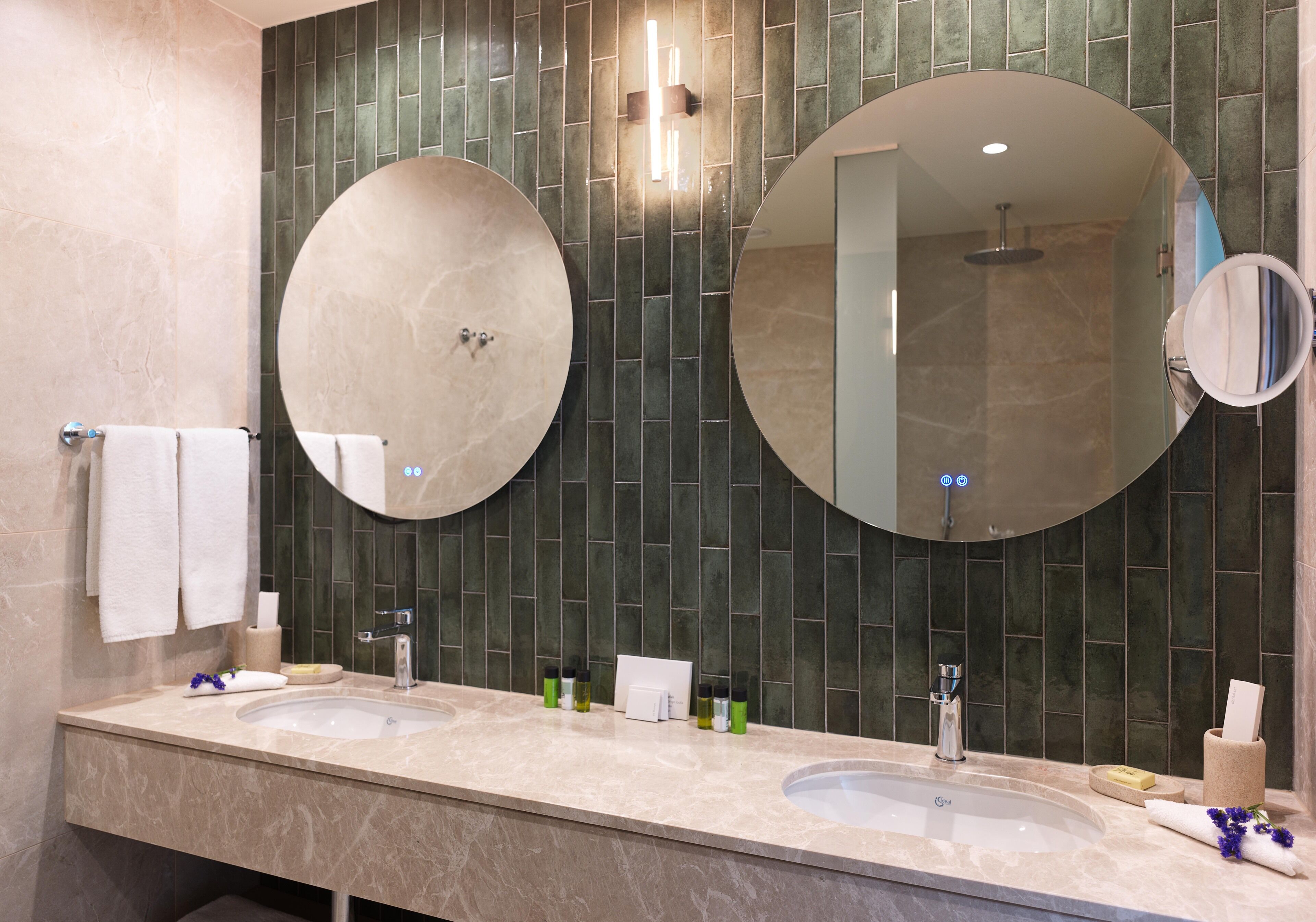 淋浴设施、环保洗浴用品、吹风机、拖鞋