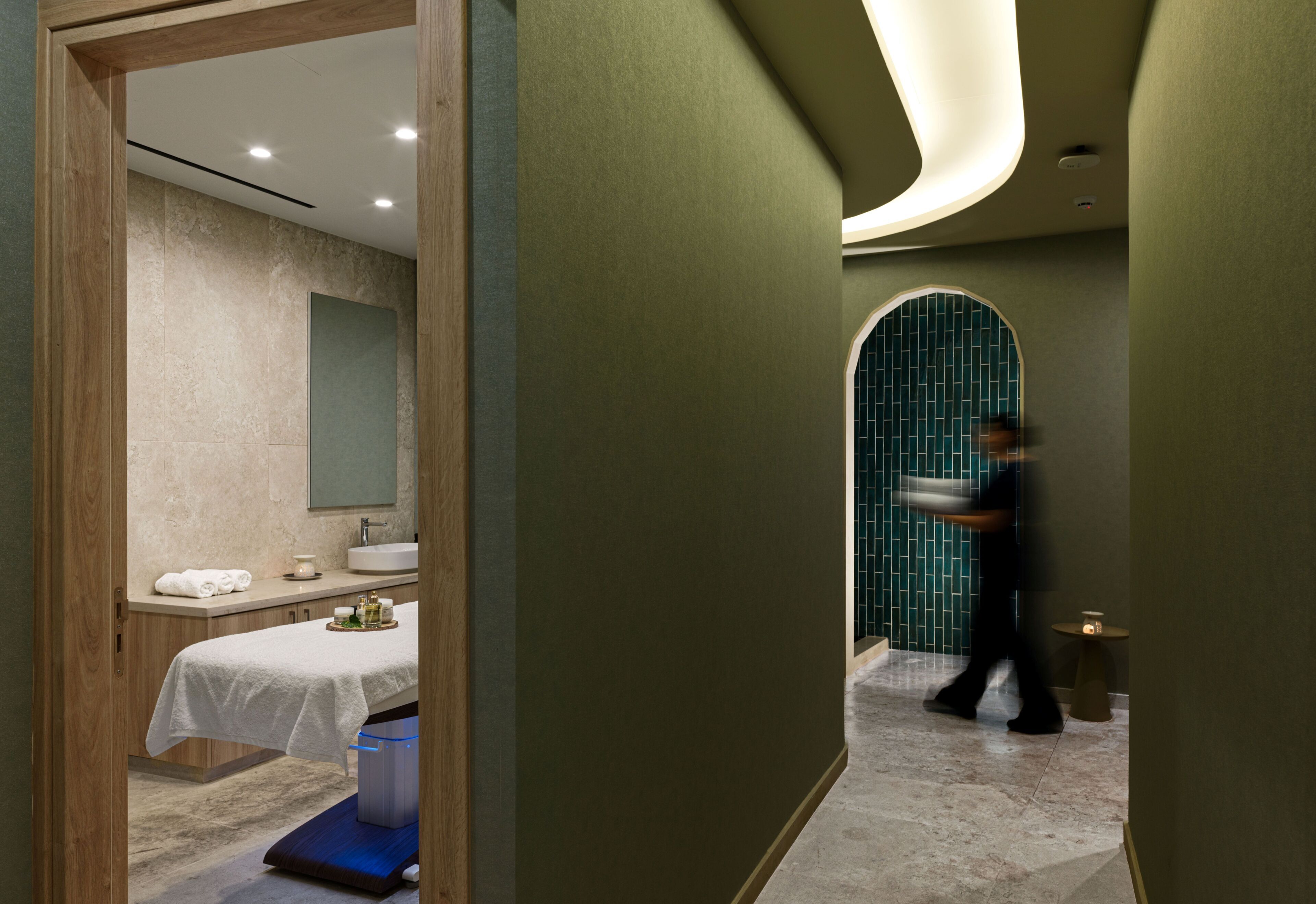 Sauna, baño turco, 4 salas de tratamientos, masajes 