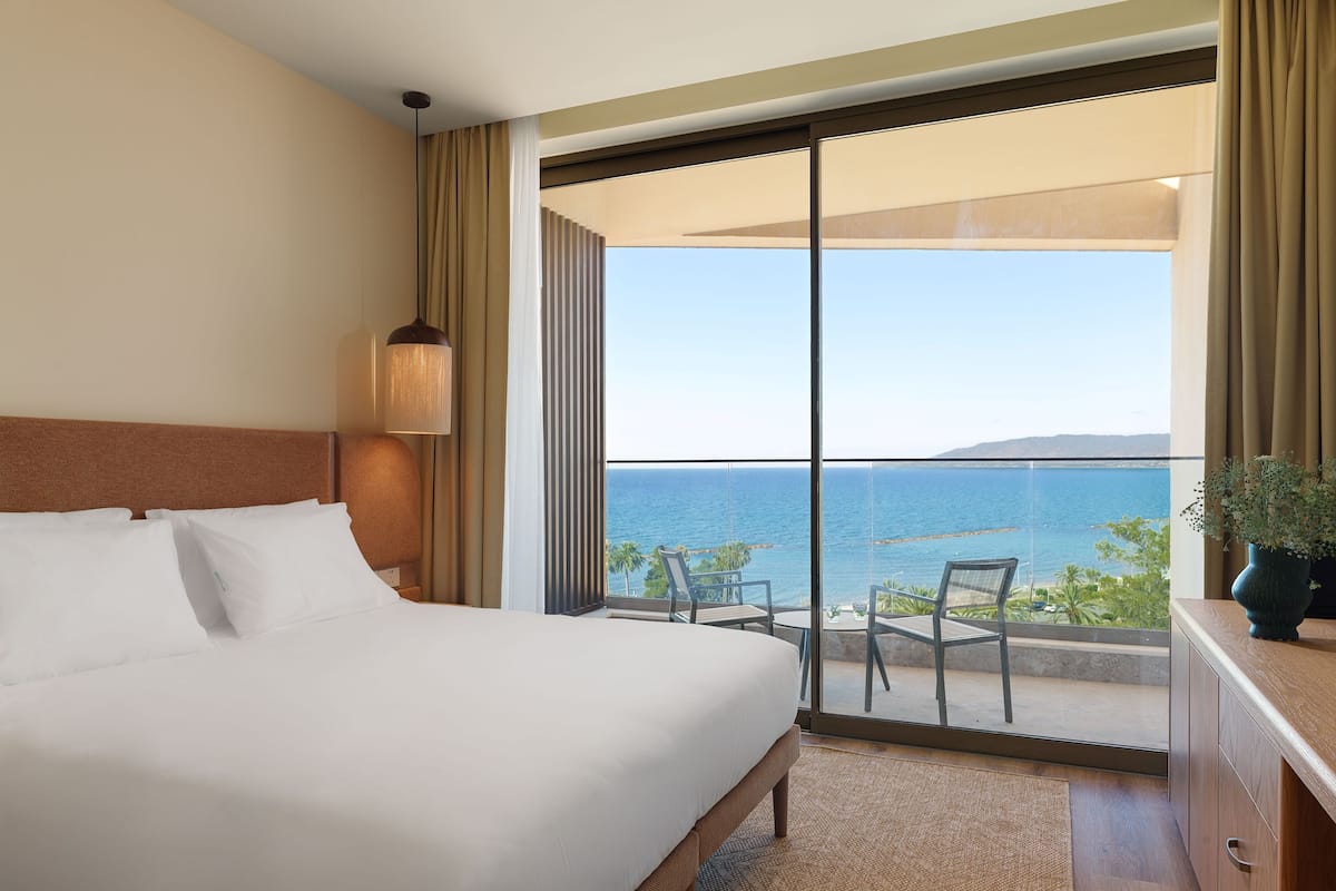 One Bedroom Suite Sea View | Mini-bar avec articles gratuits, coffres-forts dans les chambres