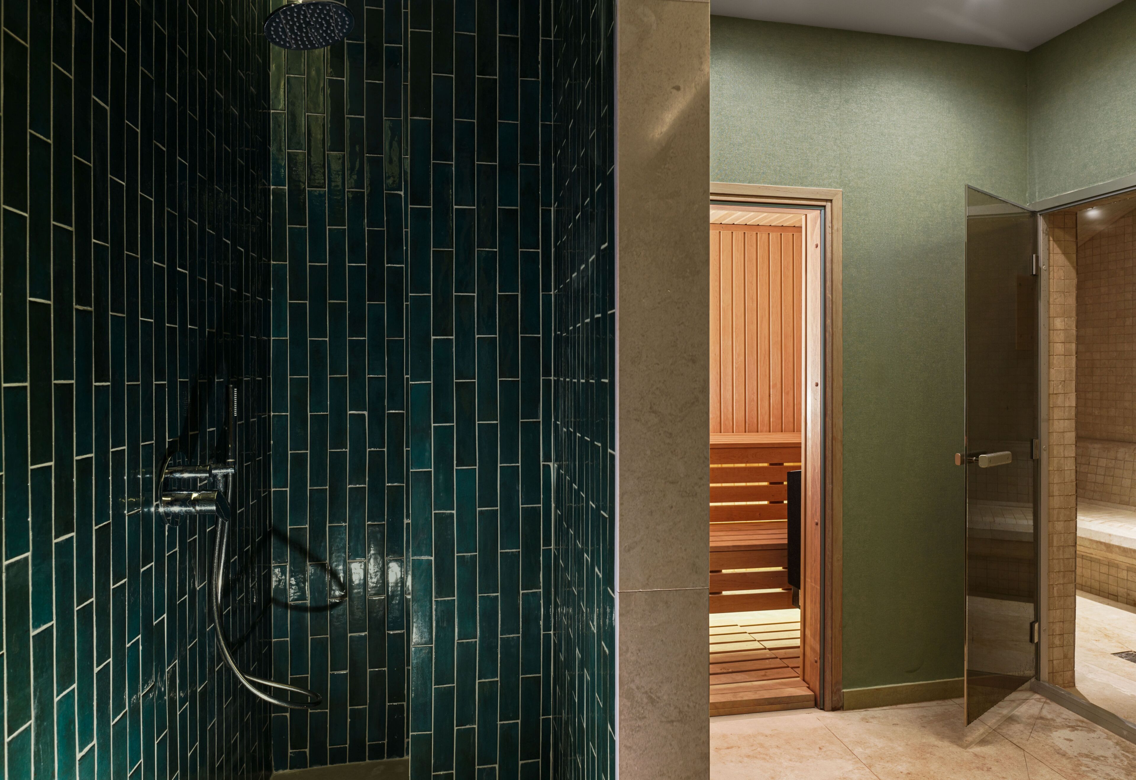 Sauna, baño turco, 4 salas de tratamientos, masajes 