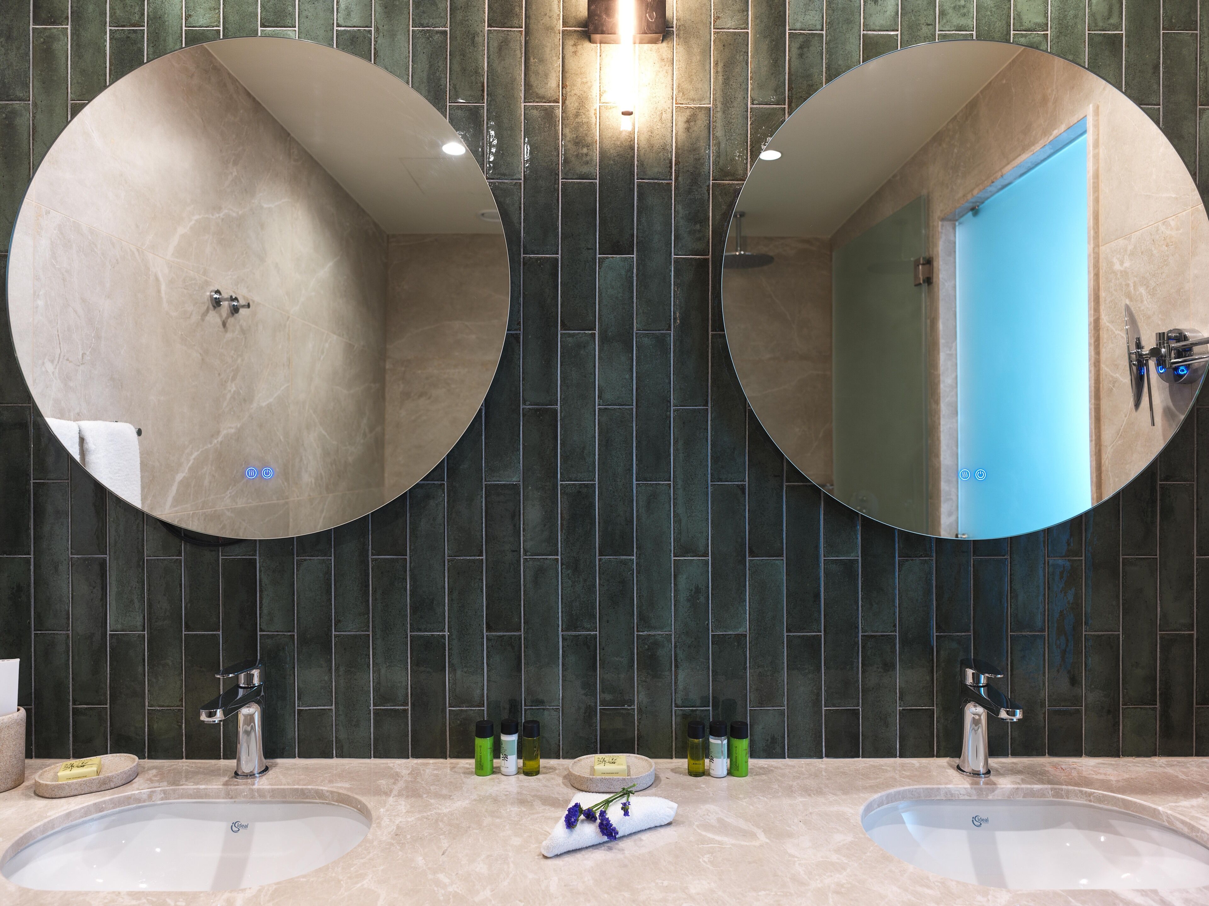 Shower, pengering rambut, sandal, dan handuk