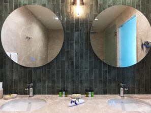 Shower, eco-friendly toiletries, hair dryer, slippers - NALU Latchi Leonardo Limited Edition (Polis)