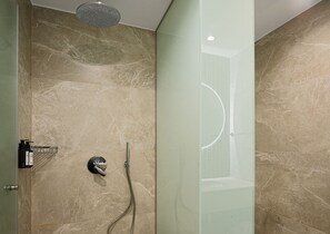 Swim-Up Junior Suite Sea View | 浴室 | 淋浴设施、环保洗浴用品、吹风机、浴袍