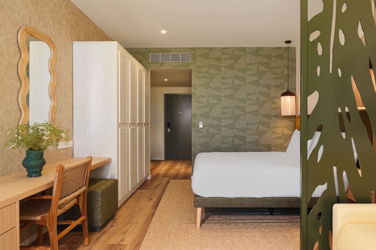 Swim-Up Junior Suite Pool View | Mini-bar avec articles gratuits, coffres-forts dans les chambres