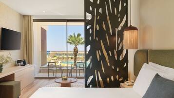 Junior Suite Sea View | Artículos del minibar gratis y caja de seguridad en la habitación