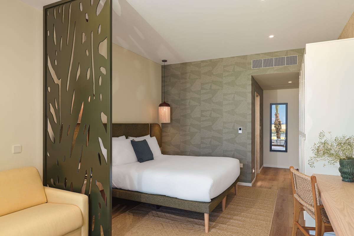 Junior Suite Pool View | Mini-bar avec articles gratuits, coffres-forts dans les chambres