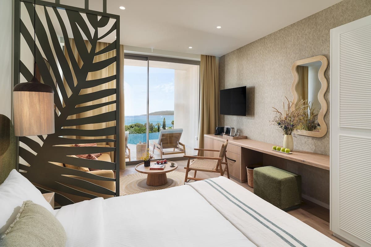 One Bedroom Swim-Up Suite Sea View