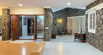 10 minutes to the Bannerghatta Zoo! Cozy 4 bedroom Private Villa with garden