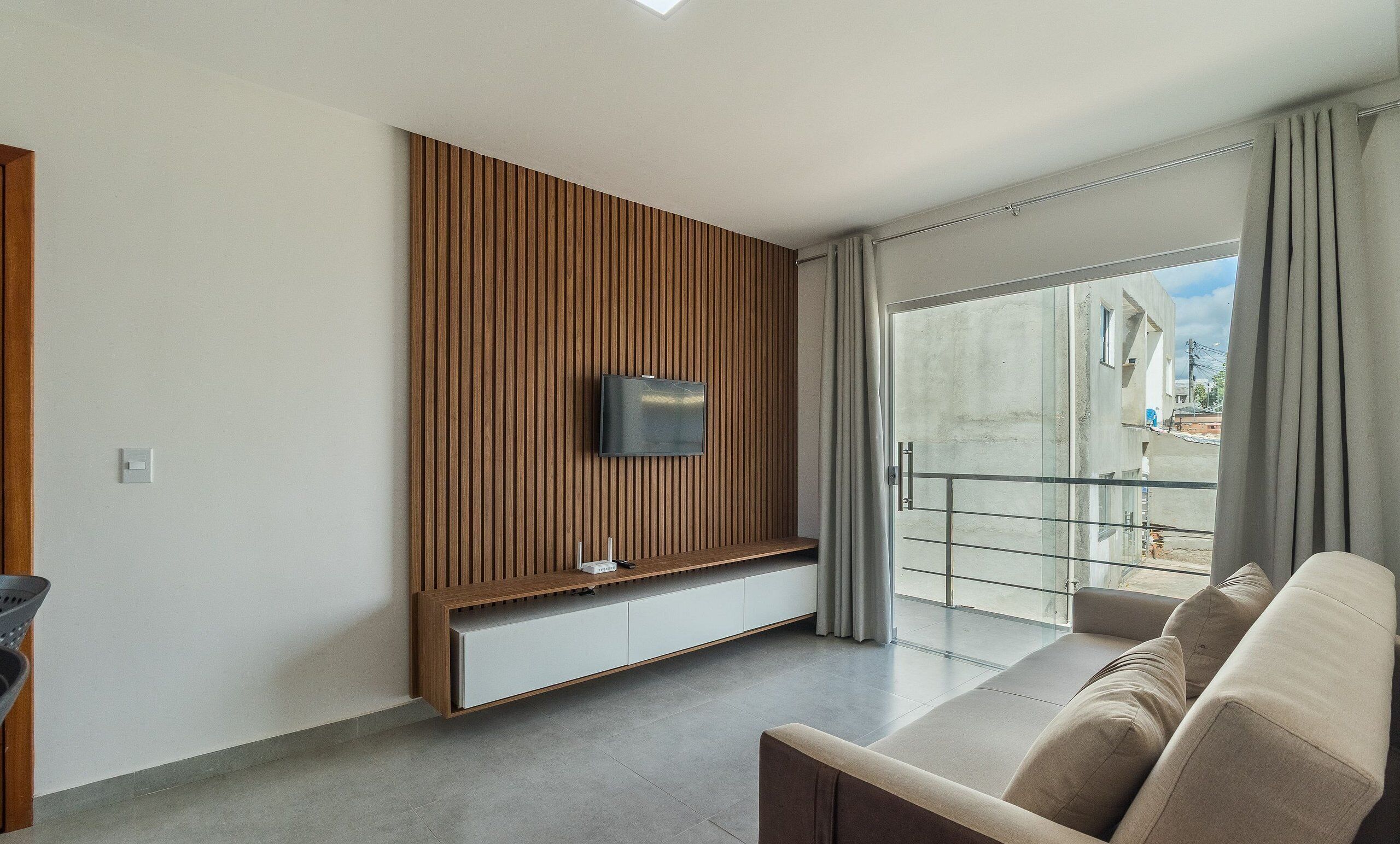 Eenvoudig appartement | Woonruimte | Een 32-inch smart-tv met digitale zenders