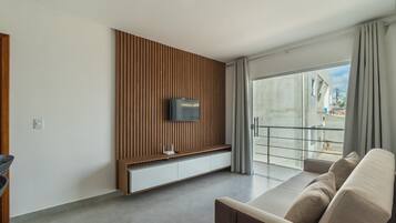 Eenvoudig appartement | Woonruimte | Een 32-inch smart-tv met digitale zenders