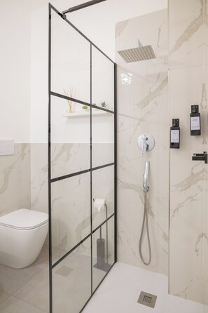 Shower, hair dryer, bidet, towels - Apartment with Private Garden in Taormina (Taormina)