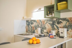 Réfrigérateur, four, plaque de cuisson, cafetière/bouilloire