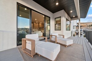 Terrace/patio - Deer Valley Modern 5br5ba Sleeps 16, HotTub-Views (Heber City)