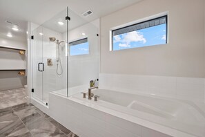 Shower, hair dryer, towels - Deer Valley Modern 5br5ba Sleeps 16, HotTub-Views (Heber City)