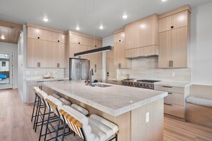 Fridge, microwave, oven, stovetop - Deer Valley Modern 5br5ba Sleeps 16, HotTub-Views (Heber City)