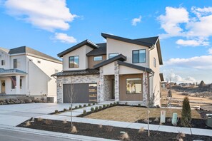 Exterior - Deer Valley Modern 5br5ba Sleeps 16, HotTub-Views (Heber City)