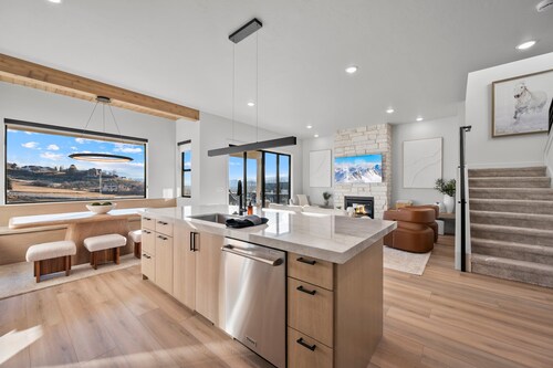 Deer Valley Modern 5br5ba Sleeps 16, HotTub-Views