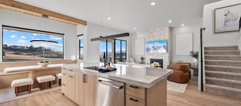 Deer Valley Modern 5br5ba Sleeps 16, HotTub-Views