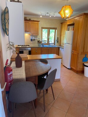 Jääkaappi, uuni, liesi, astianpesukone