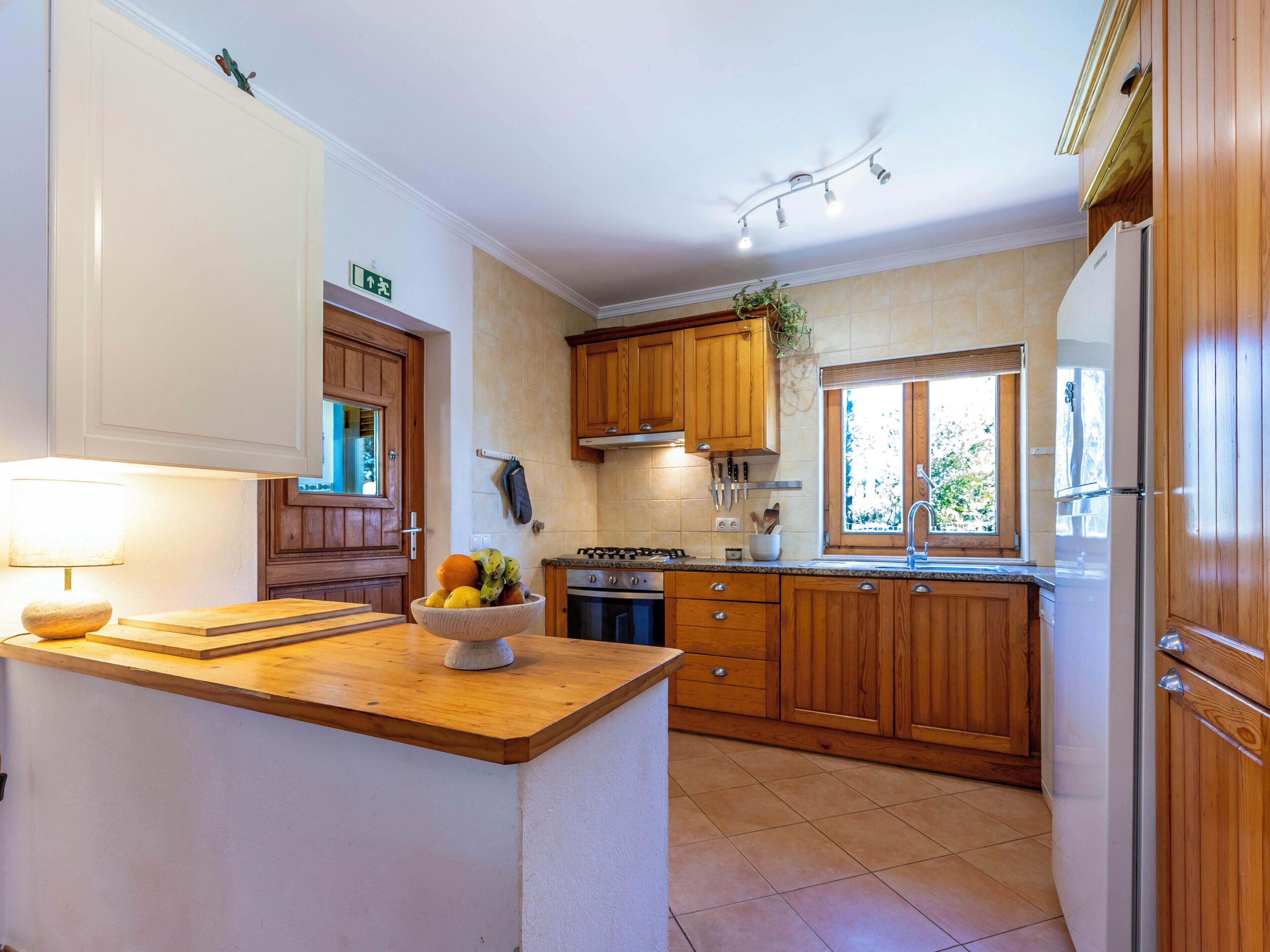 冷蔵庫、オーブン、コンロ、食器洗い機