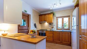 Køleskab, ovn, kogeplade, opvaskemaskine