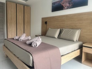 1 bedroom, iron/ironing board, WiFi, bed sheets - Luxurious One-Bedroom Apartment with Sea Views (San Pawl il-Baħar)