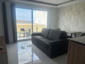 Smart TV - Luxurious One-Bedroom Apartment with Sea Views (San Pawl il-Baħar)