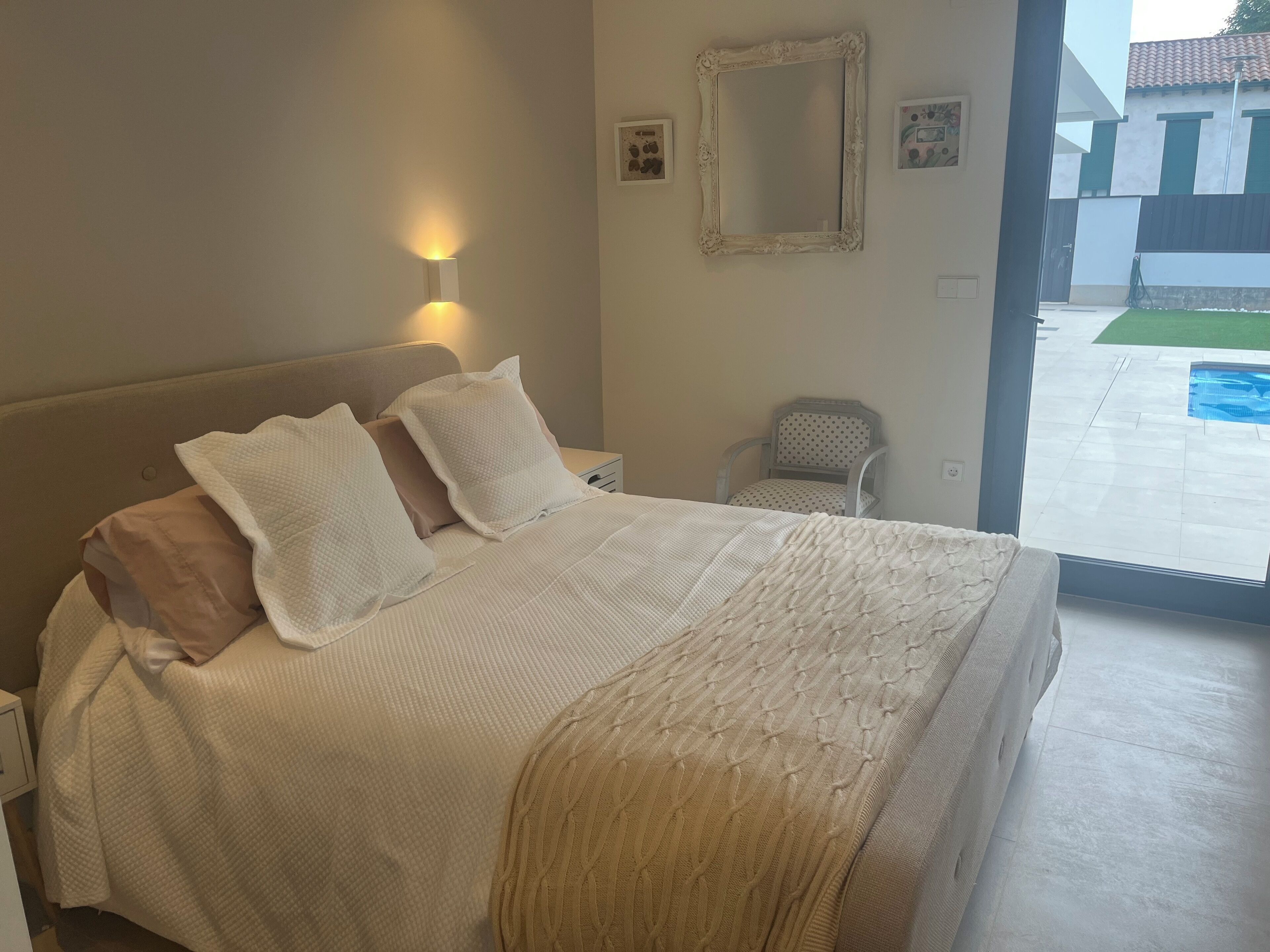 4 slaapkamers, een bureau, een strijkplank/strijkijzer, wifi