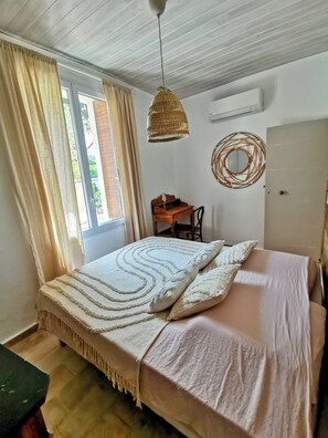 2 bedrooms, iron/ironing board, Internet, bed sheets