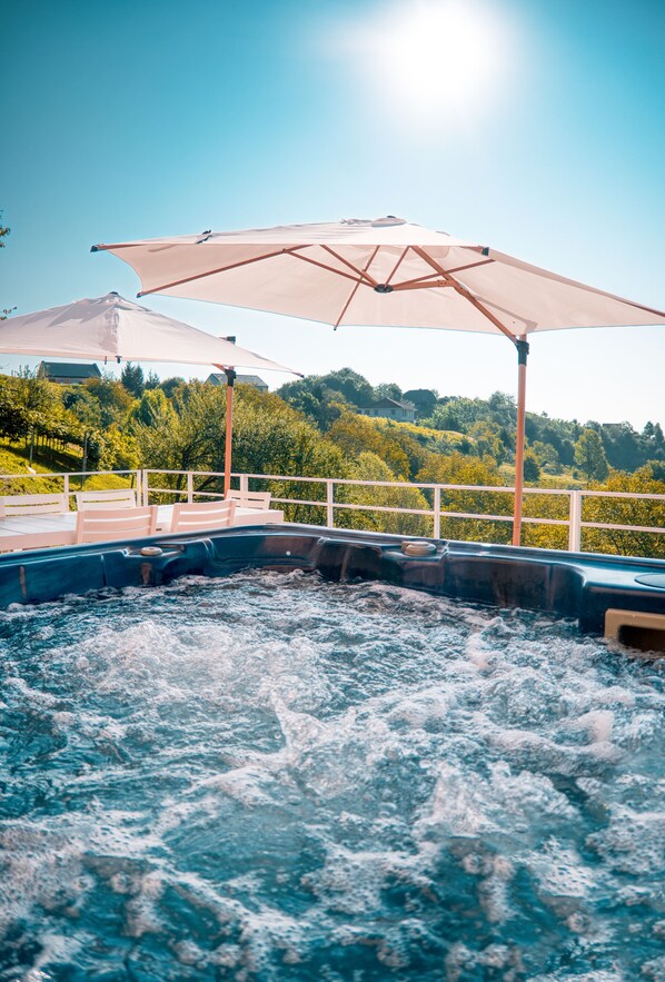 Tina de hidromasaje al aire libre