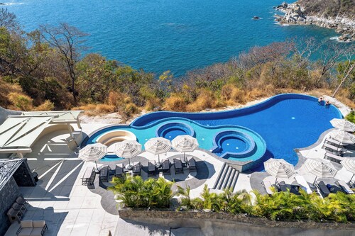 Main Level Ocean & Pool Views | Paradise Cove