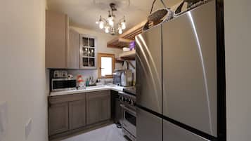 House, 4 Bedrooms | Private kitchen | Fridge, oven, coffee/tea maker, toaster