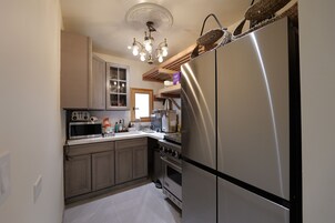 Refrigerador, horno, cafetera/tetera, tostadora