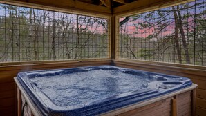 Ein Whirlpool mit Holzverkleidung und Blick durch ein Drahtgitterfenster.