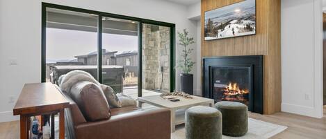 House, 4 Bedrooms | Living area