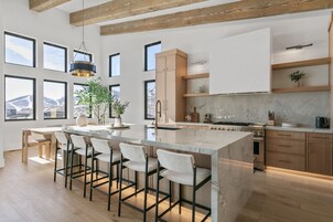 House, 4 Bedrooms | Private kitchen