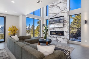 Casa, 6 habitaciones | Área de sala de estar | Smart TV 