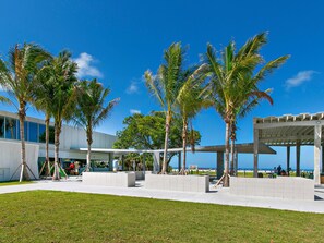 Terrace/patio - PRIVATE BEACH ACCESS, SPRING-FED LAKE, WALK TO SIESTA KEY VILLAGE! (Siesta Key)