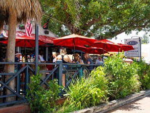Bar (on property) - PRIVATE BEACH ACCESS, SPRING-FED LAKE, WALK TO SIESTA KEY VILLAGE! (Siesta Key)