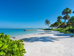 På stranden