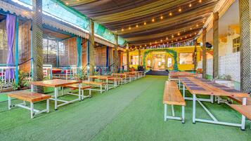 House | Tempat makan luar