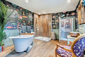 Hair dryer, towels, soap, toilet paper - Stunning English country house in rural Kent (Eastry)