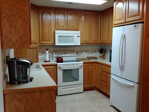 Private kitchen - Cozy 2-bedroom house, close to beaches, restaurants and lots of activities (New Port Richey)